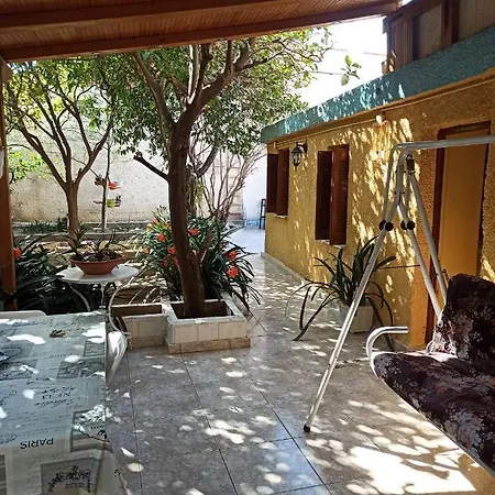 Apartment Town Traditional Lemon House *