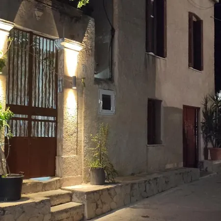 Town Traditional Lemon House * Aegina